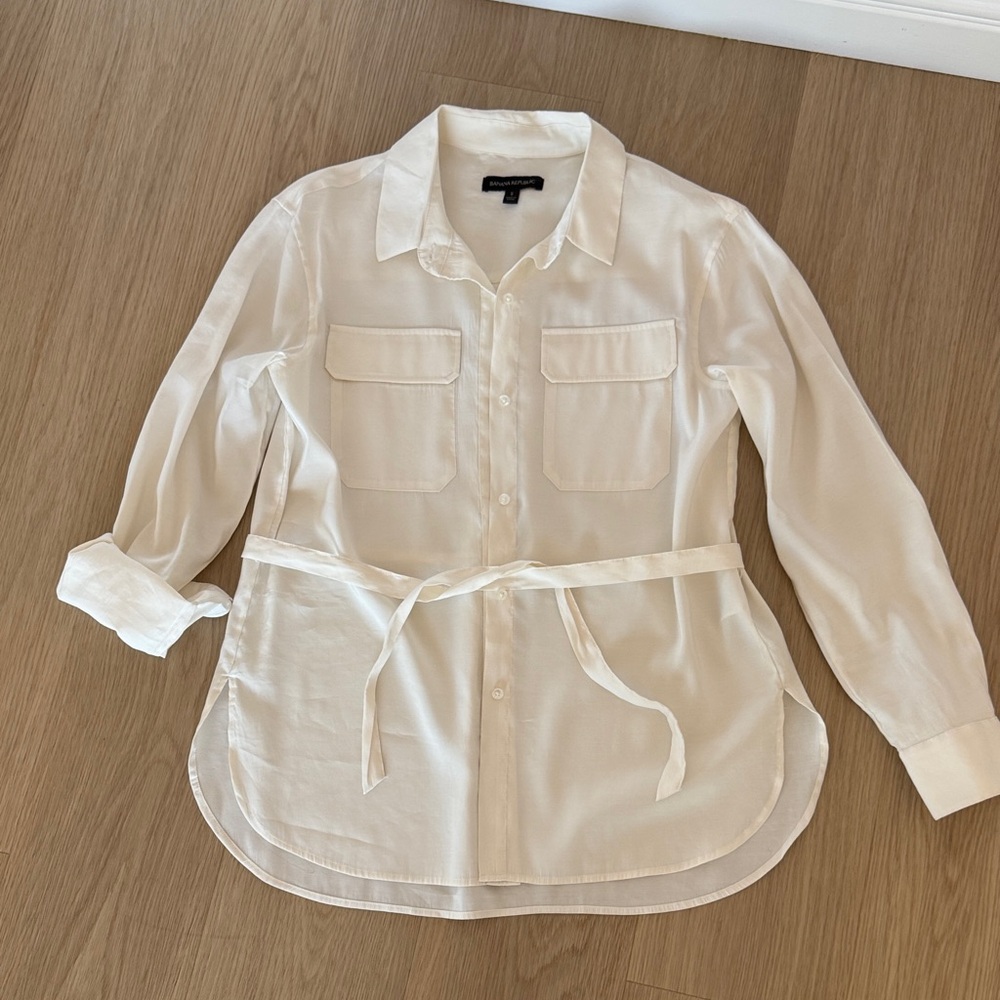 Banana Republic White Button-Up Shirt with Belt Small